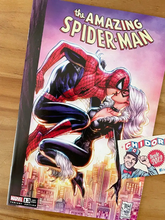 Comic - Amazing Spider-man #13 Black Cat Kiss Tony Daniel